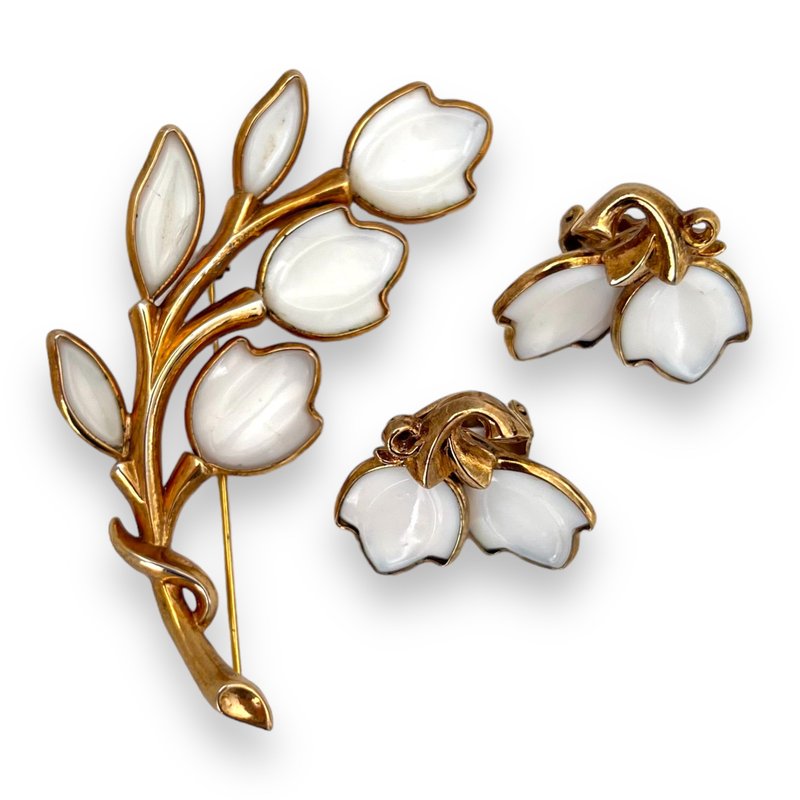 Trifari Antique Demi-parure White Milk Brooch and Clip-on earrings set from 1950 - เข็มกลัด - โลหะ ขาว