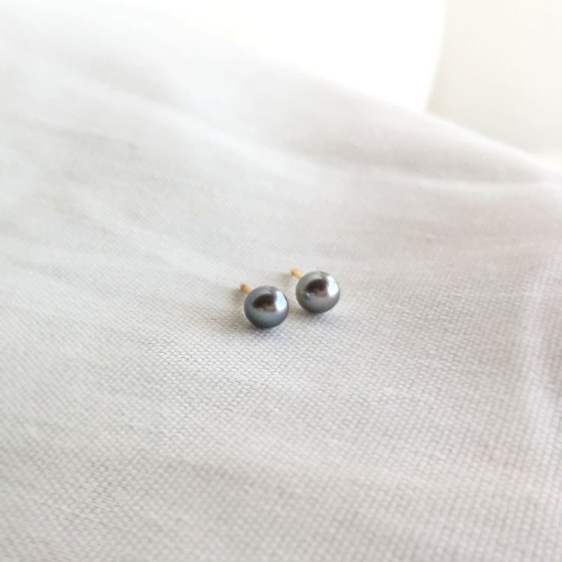 High Luster 5A Quality Gray Pearl Stud Earrings