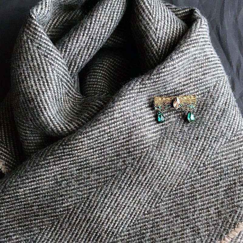 カーテンコール  Brooch gold × green - 胸針 - 聚酯纖維 綠色