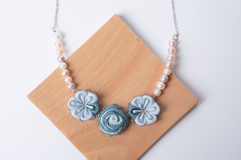 [Zhuhua しゅかつまみ しゅかつまみ] / freshwater pearls and wind cloth flower rose necklace (peacock & pink blue) - Necklaces - Other Man-Made Fibers Green
