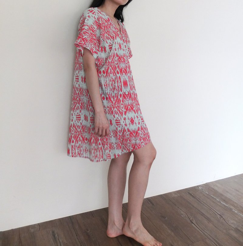 V-neck blue pink print dress (only two yards of cloth enough for a single before trouble please provide measurements with height) - ชุดเดรส - กระดาษ สีน้ำเงิน