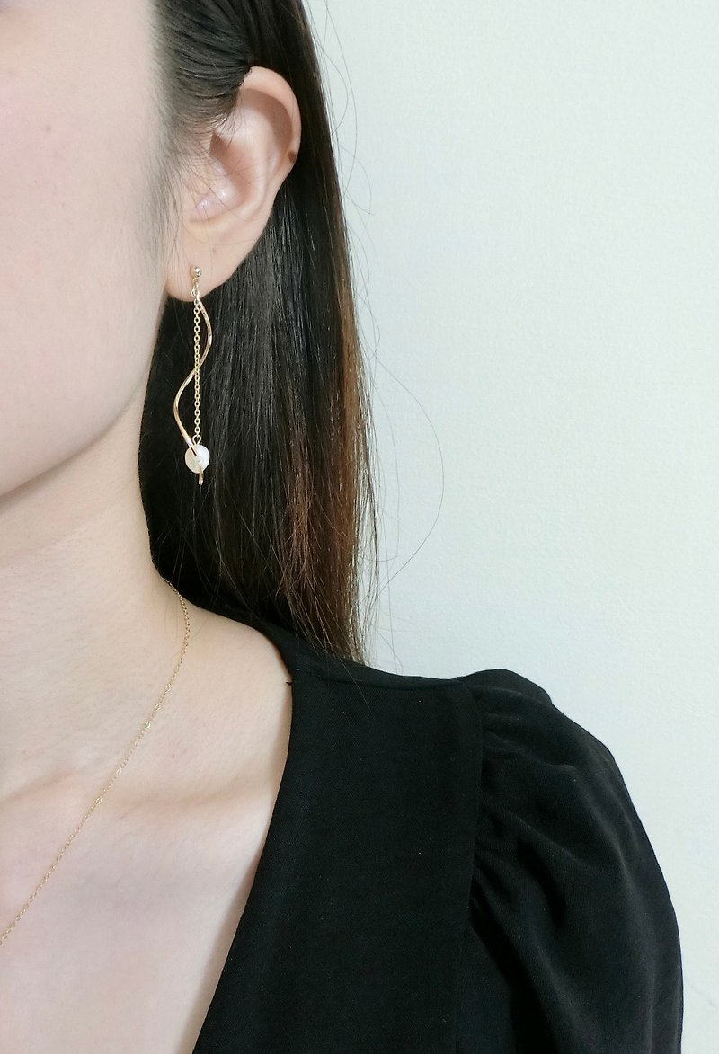 Streamline Drape Elegant Pearl Earrings - ต่างหู - ไข่มุก ขาว