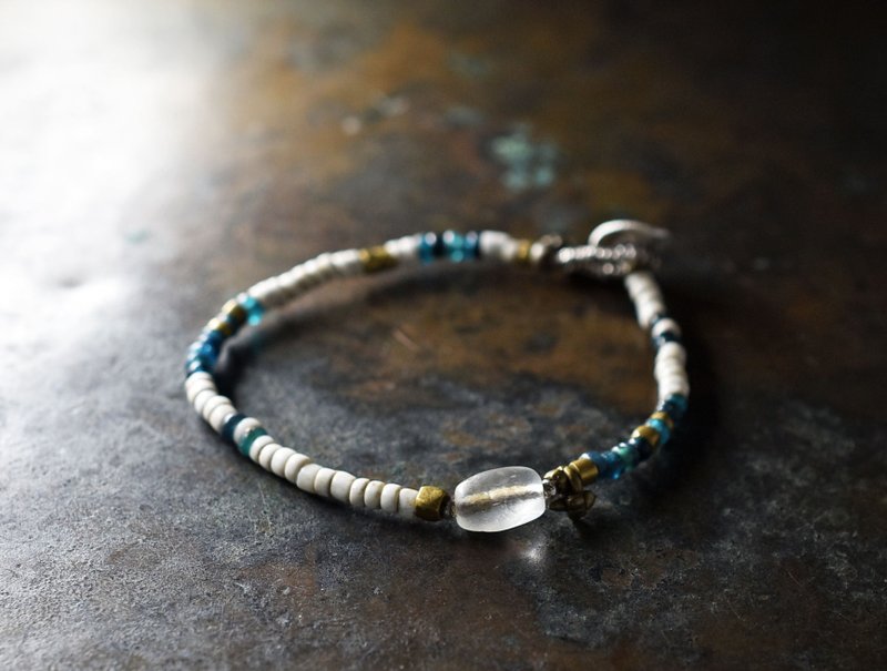 Ancient crystal and white, Indigo and emerald blue beads, old orissa brass bracelet - สร้อยข้อมือ - แก้ว ขาว