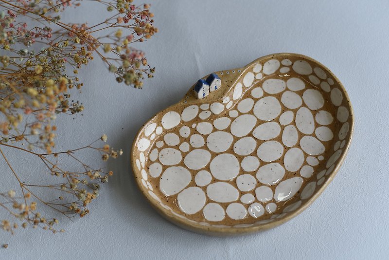手彫りブルー小屋 土色の陶器皿 - 皿・プレート - 陶器 