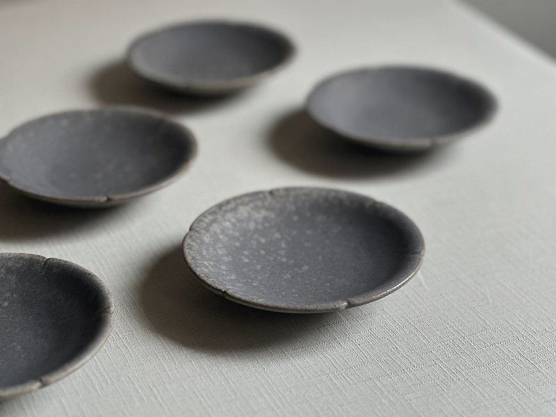 マットブラックの切花ソーサー - 皿・プレート - 陶器 