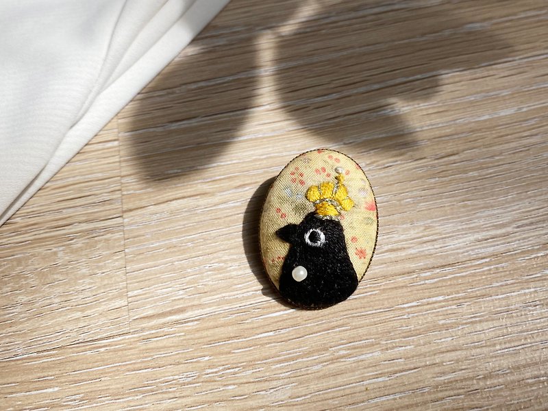 Embroidery brooch of crow with crown - Brooches - Cotton & Hemp Yellow