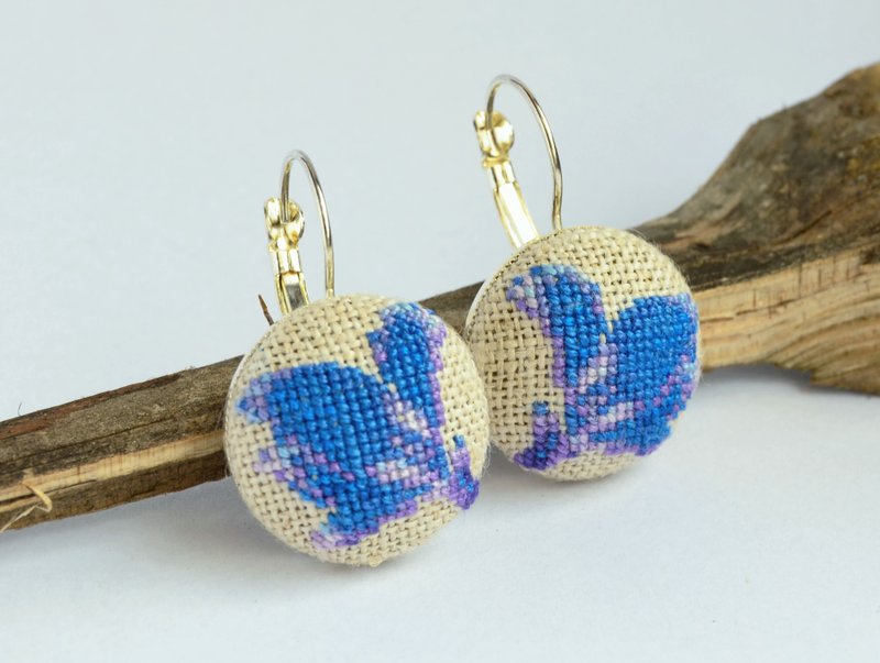 藍色花朵吊墜刺繡耳環十字繡花卉飾品 - 耳環/耳夾/耳骨夾 - 繡線 藍色