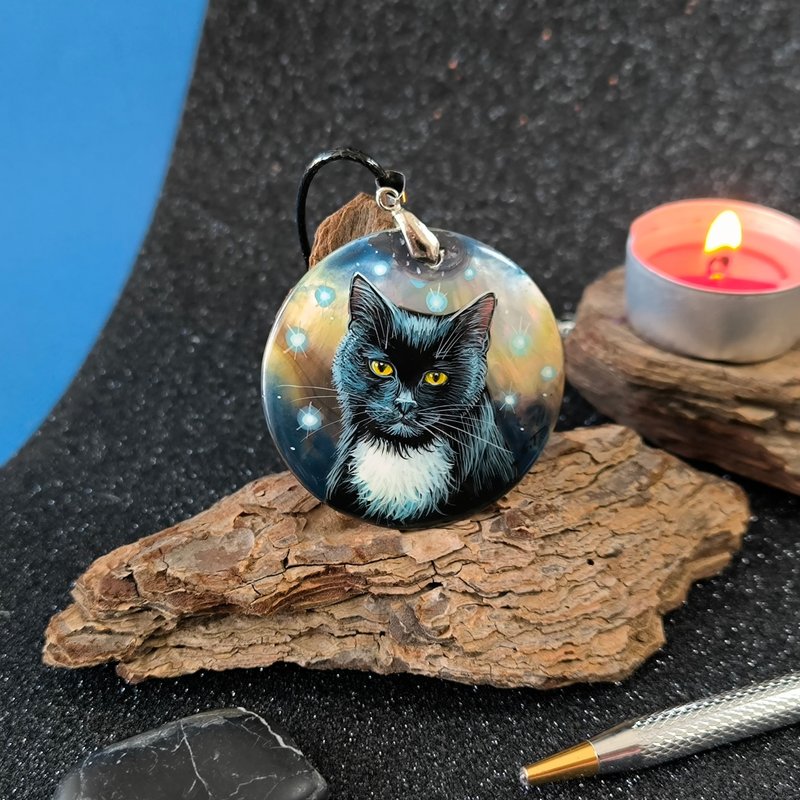 Pearl pendant necklace with charming black Cat, Stylish handmade art jewelry - สร้อยคอ - เปลือกหอย สีดำ