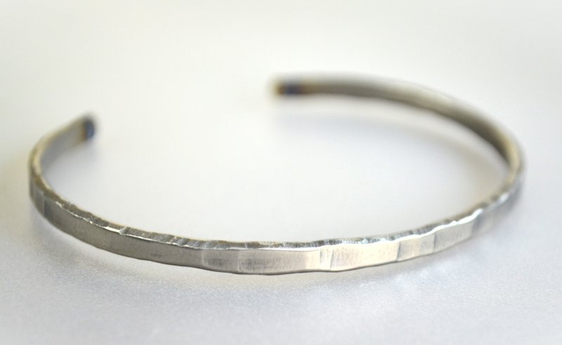 Titanium bangle・チタンバングル・銀鎚目・受注生産 - 手鍊/手環 - 其他金屬 銀色