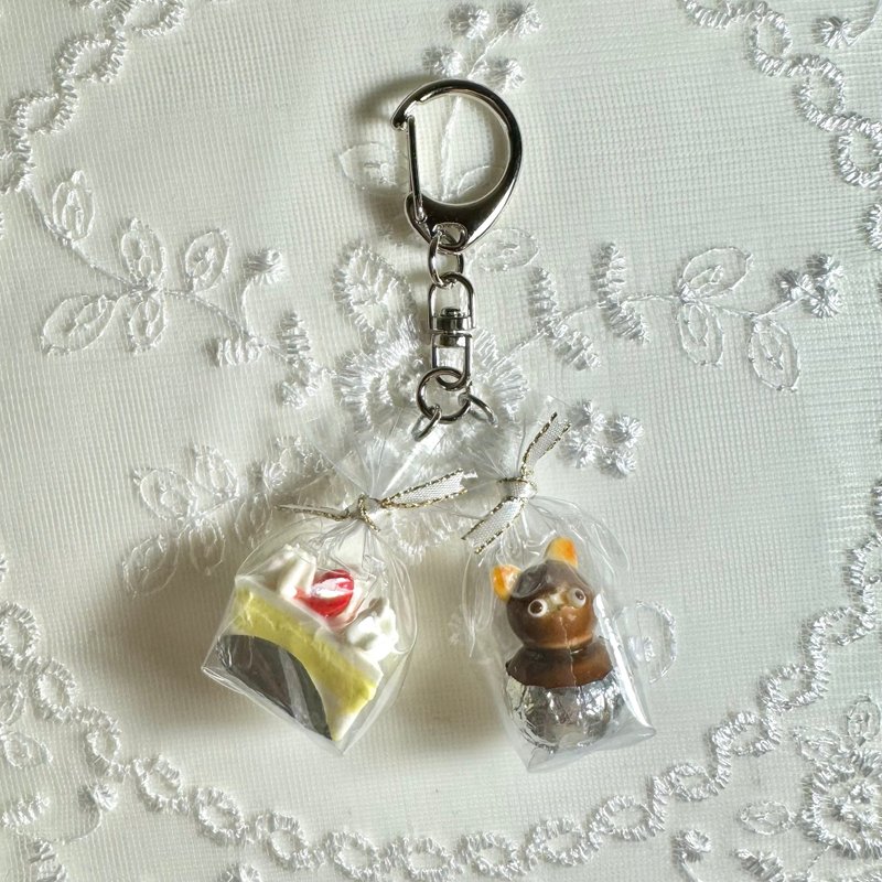 Tanuki cake keychain [made to order] - Keychains - Clay Brown