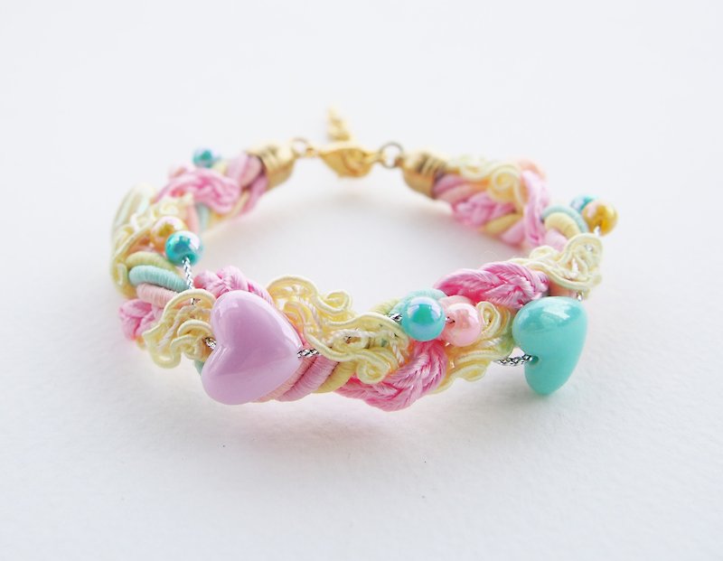 Heart pastel bead-braided bracelet - สร้อยข้อมือ - วัสดุอื่นๆ หลากหลายสี