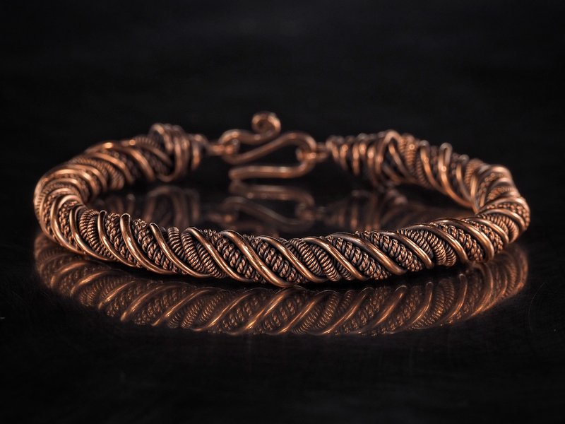 Narrow wire wrapped copper bracelet  Unique metal bangle Handmade jewelry - 手鍊/手環 - 銅/黃銅 金色