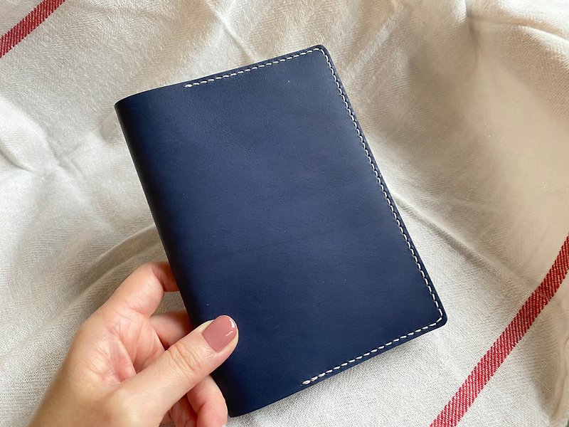 [Seasonal Sale] Blue Hand-Sewn Leather A6 Notebook Book Cover - สมุดบันทึก/สมุดปฏิทิน - หนังแท้ สีน้ำเงิน