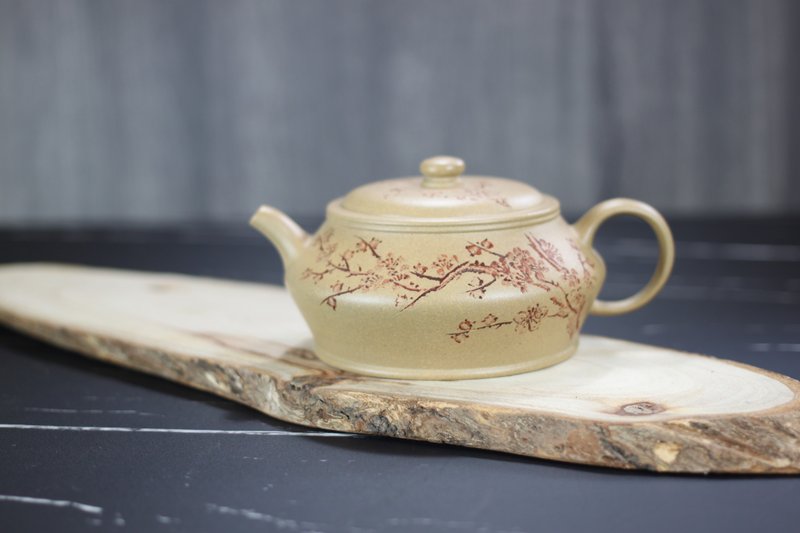 【中秋心意】虛扁 梅花刻繪 本山段泥 宜興紫砂 趙地製 240ml - 茶壺/茶杯/茶具 - 陶 