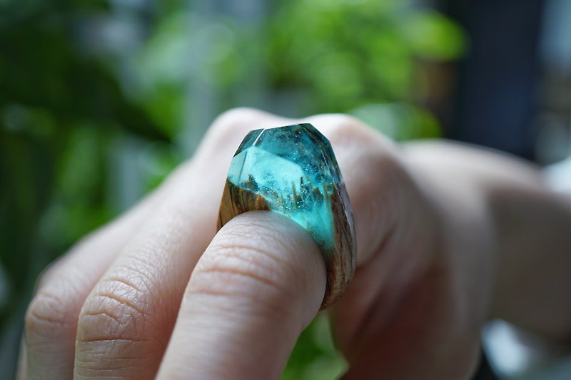 Red Oak Cold Night Aurora Wood Ring - แหวนทั่วไป - ไม้ สีน้ำเงิน