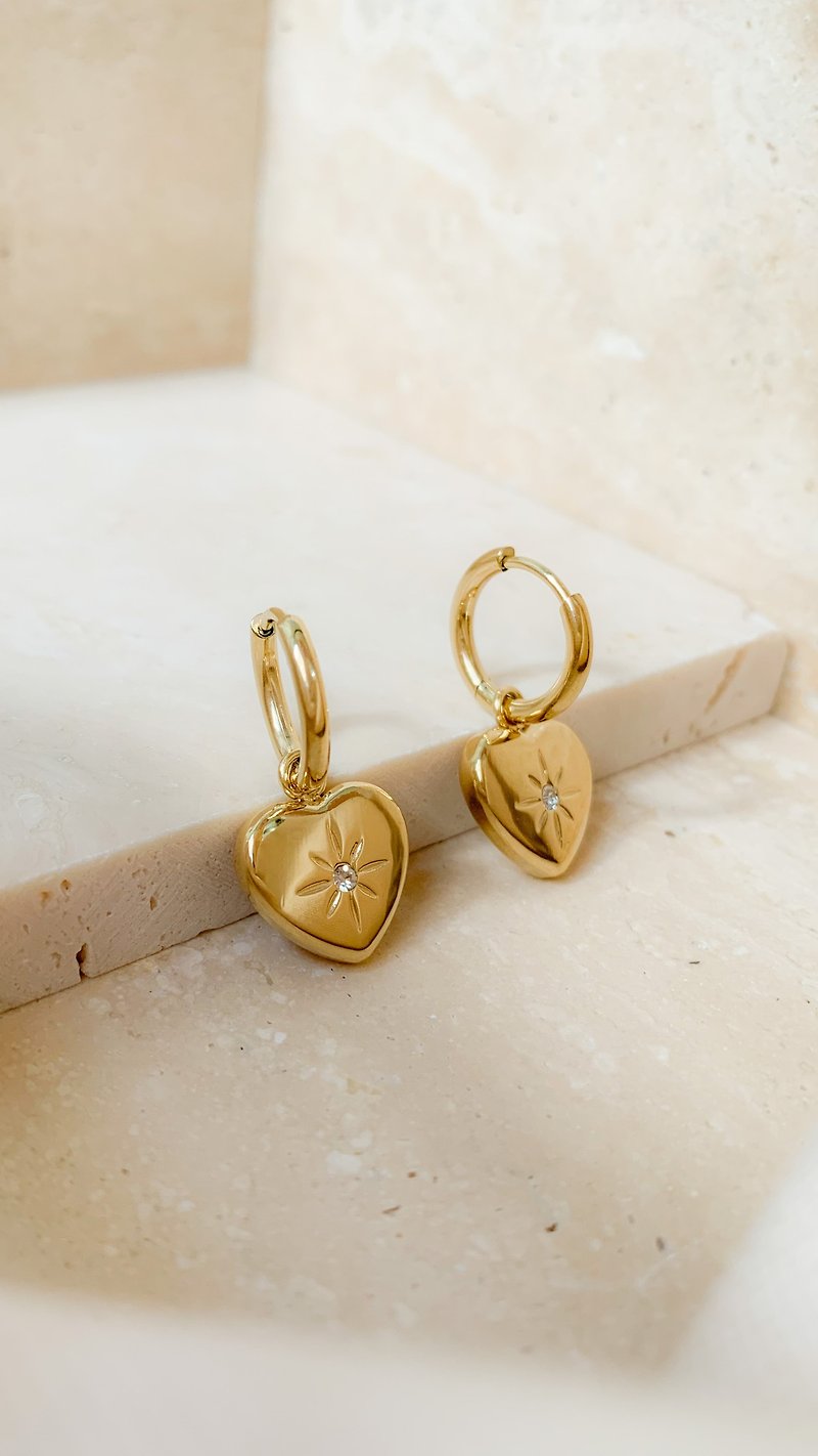 FVA TINARI 45 GOLD HEART HOOPS EARRINGS - 耳環/耳夾 - 不鏽鋼 金色
