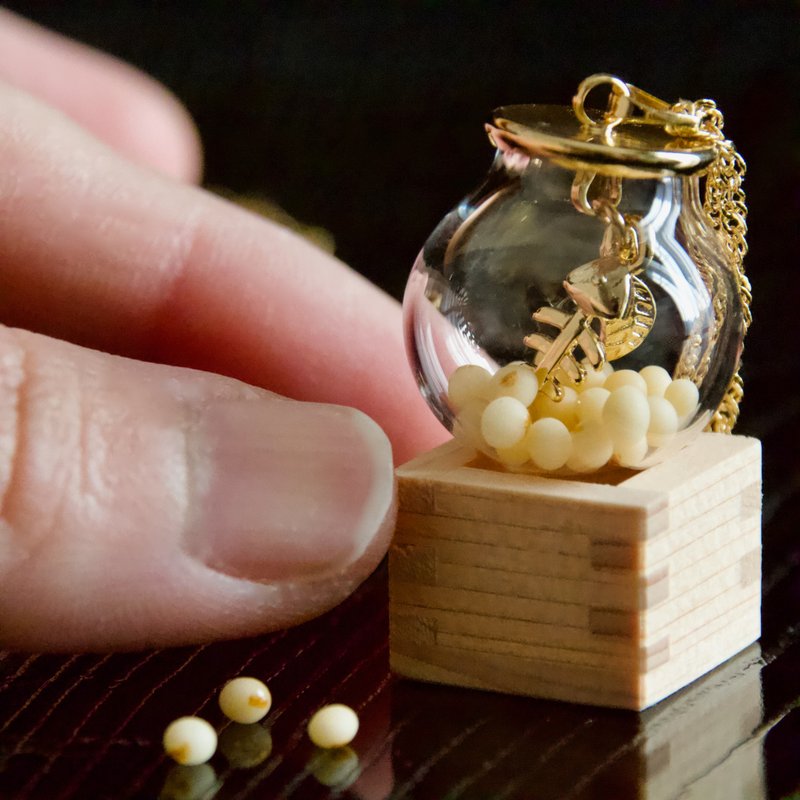 A necklace that seems like it can ward off demons at any time - Necklaces - Glass Transparent