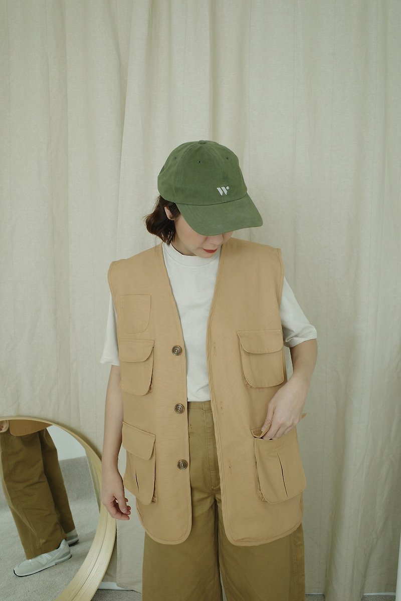 WHITEOAKFACTORY Timmy multi pocket safari cargo loose vest coat - Khaki Beige - เสื้อกั๊กผู้หญิง - ผ้าฝ้าย/ผ้าลินิน สีกากี