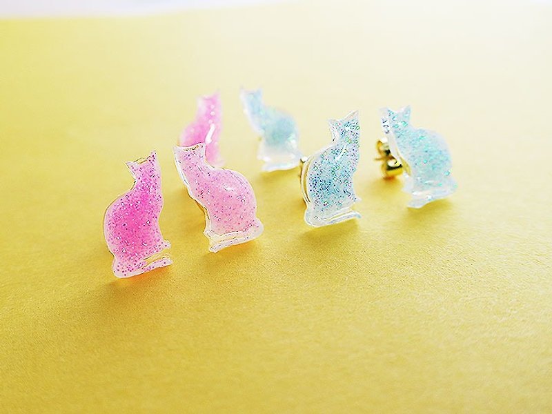 Sitting cat of sparkling earrings - Earrings & Clip-ons - Other Materials Multicolor
