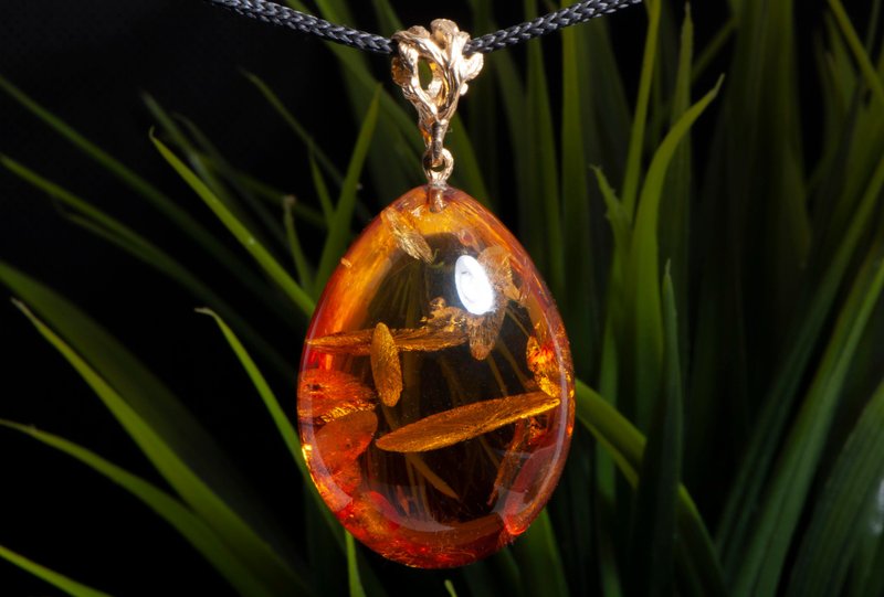 Elegant Ukrainian Cognac Baltic Amber Glitter Pendant Jewelry Gift - Necklaces - Semi-Precious Stones Gold