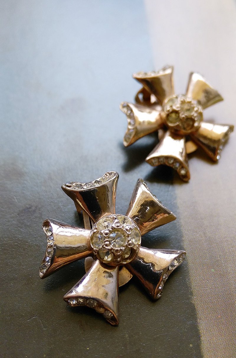 [Western antique jewelry / old age] windmill clip earrings - ต่างหู - โลหะ สีทอง
