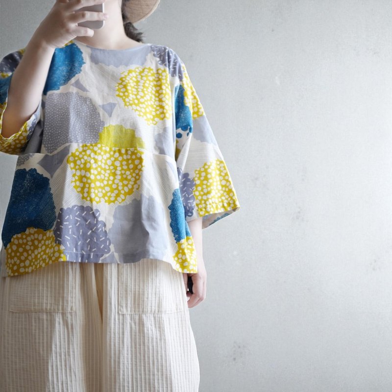 藤黃碎紙花四方衣 - 女 T 恤 - 棉．麻 黃色