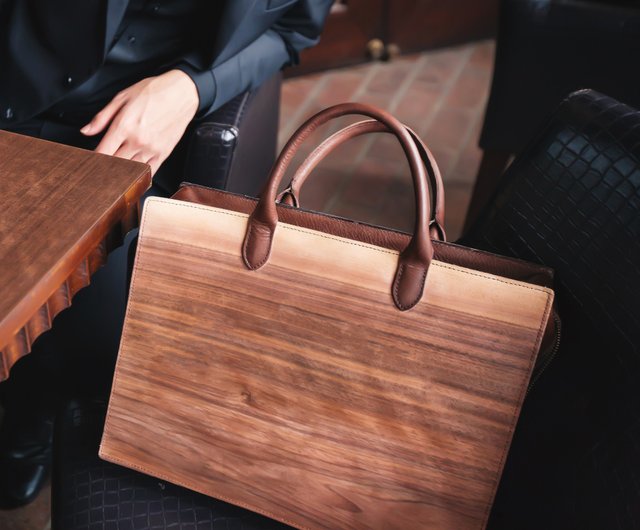 木製の革のハンドバッグ - ショップ 木入三分 トートバッグ