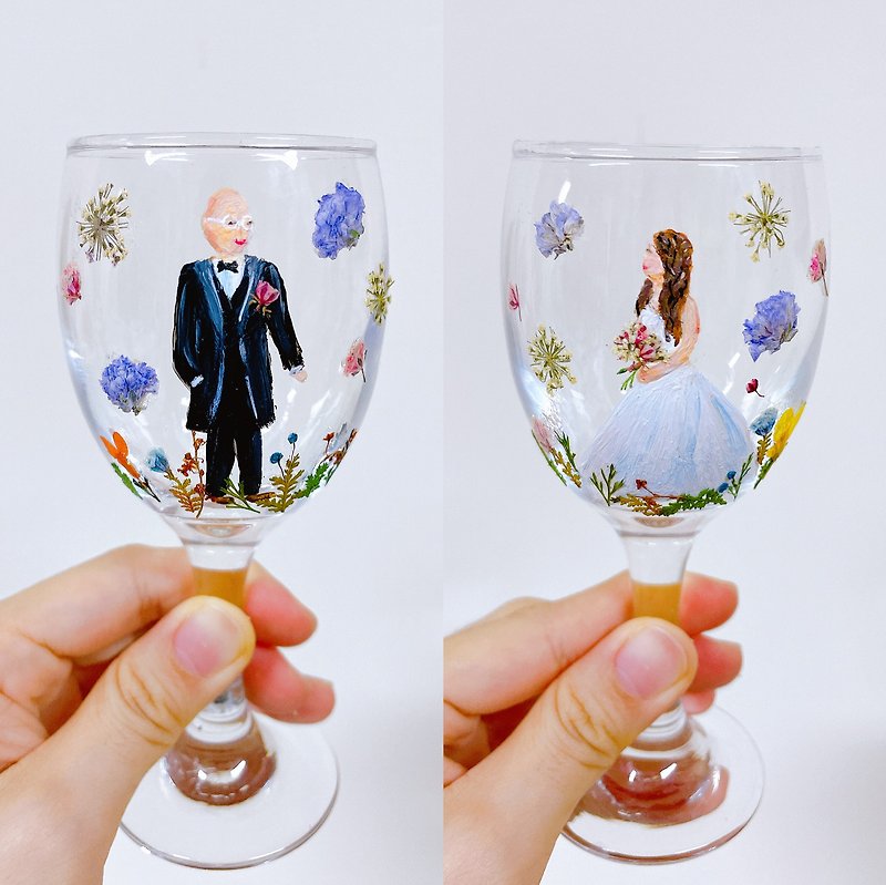 Customized gift / a pair of hand-painted small wine glasses with pressed flower / comes with a fluid painting resin glue wine holder - แก้วไวน์ - แก้ว หลากหลายสี