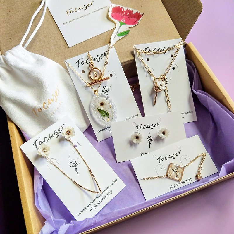 Mother's Day Beautiful Gift Box French White Plum Dry Flower Ornament [Put Ear Combination] - ต่างหู - เรซิน ขาว