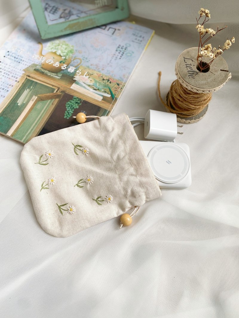 【芳小姐手作】刺繡小雛菊棉麻隨身小物束口袋收納包 - 束口袋/束口背包/水桶包 - 棉．麻 多色