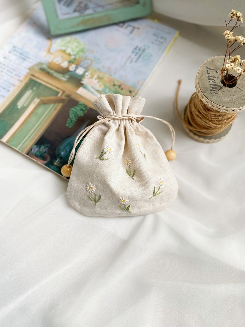 【芳小姐手作】刺繡小雛菊棉麻隨身小物束口袋收納包 - 束口袋/束口背包/水桶包 - 棉．麻 多色