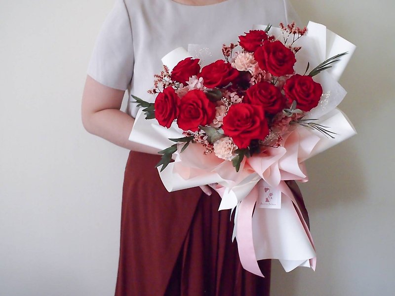 枯れた花のない9つの大きなバラの古典的な赤と白の韓国風の花束 - ドライフラワー・ブーケ - 寄せ植え・花 レッド