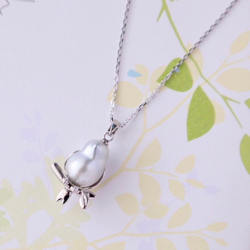 A one-of-a-kind limited edition South Sea white baroque pearl bird pendant - สร้อยคอ - ไข่มุก สีเงิน