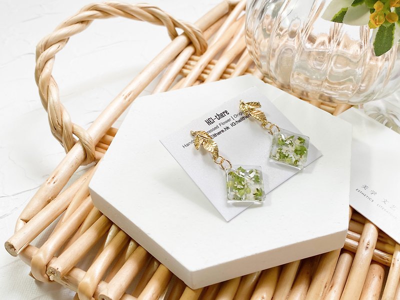 **新品萬歲** Pressed flower earrings - Earrings & Clip-ons - Plants & Flowers Green