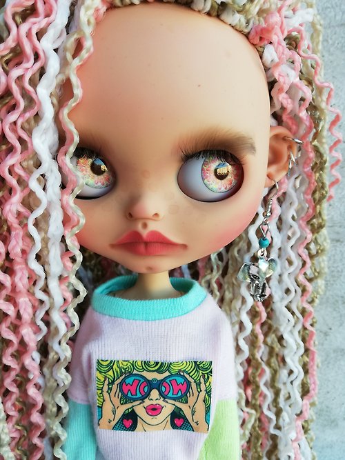 HannaBlytheDolls Blythe custom doll Leila with ears tan skintone pink blonde hair braids