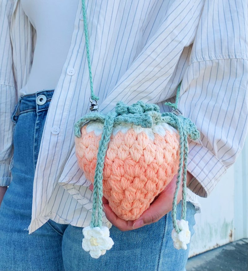 可愛草莓編織包 手作束口袋 手提/側背兩用 - 側背包/斜背包 - 其他材質 