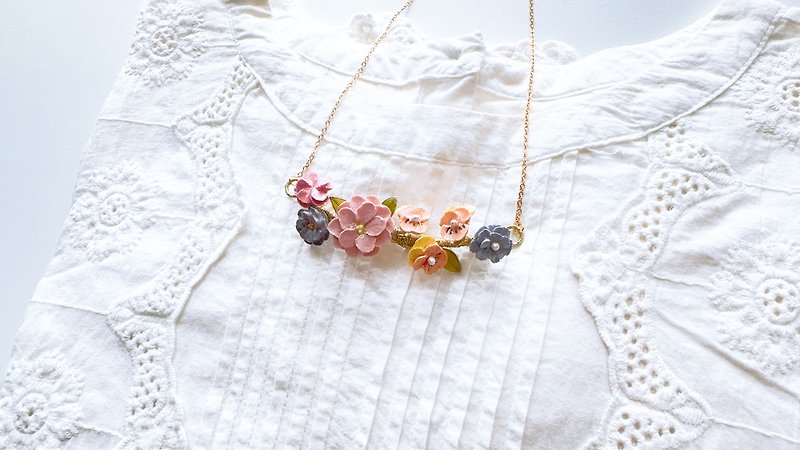Small Fresh* handmade clay flower/crystal flower* necklace - สร้อยคอ - ดินเหนียว 