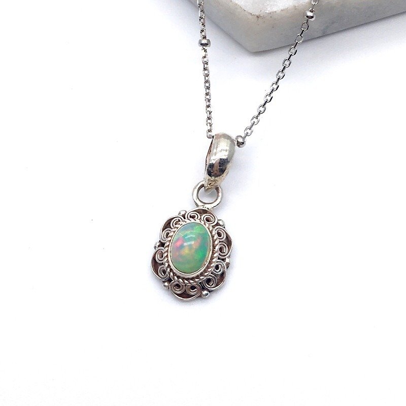 Opal necklace in Sterling Silver made in Nepal by hand - สร้อยคอ - เครื่องเพชรพลอย หลากหลายสี