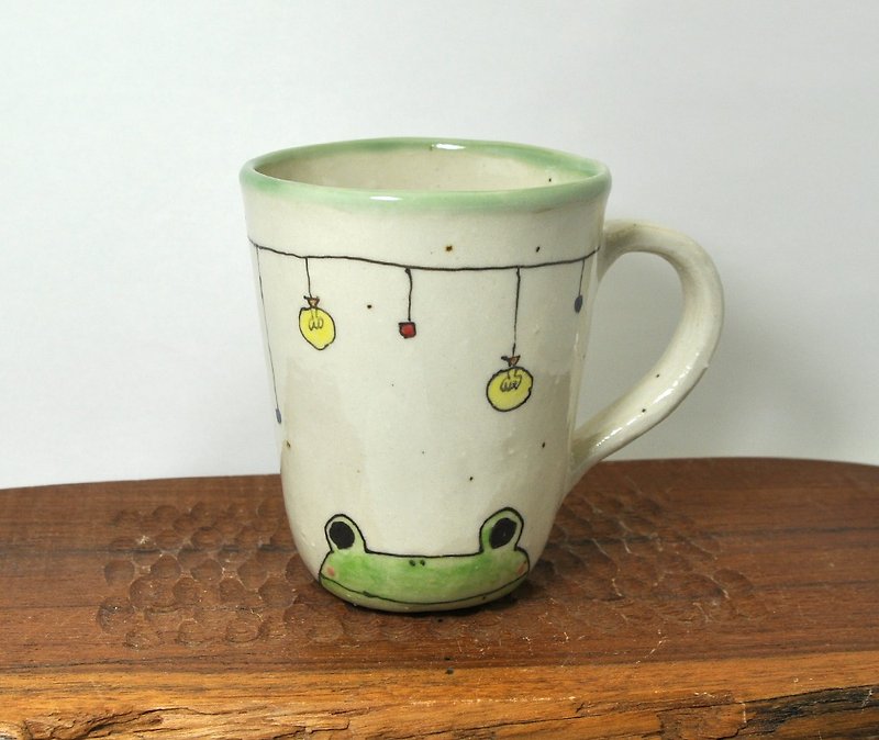 カエルと夜市の裸電球　マグカップ - 咖啡杯/馬克杯 - 陶 綠色