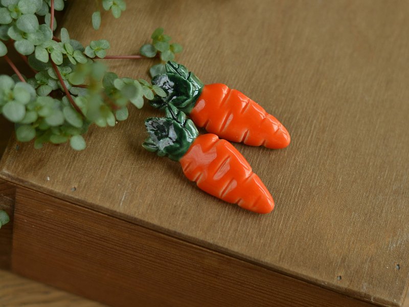 Ceramic carrot pottery pin - 徽章/別針 - 陶 橘色