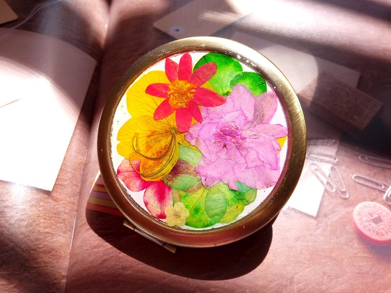 Pressed flowers mirror, Pressed Flower Compact Mirror, Elegant pocket mirror - Makeup Brushes - Other Metals Multicolor