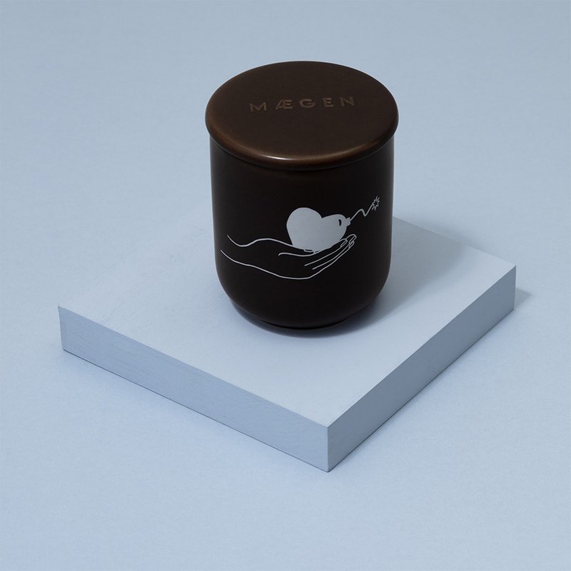 MÆGEN Vox Candle- Love Bomb. Pink Rhubarb & Anise /8.5oz - เทียน/เชิงเทียน - เครื่องลายคราม สีนำ้ตาล