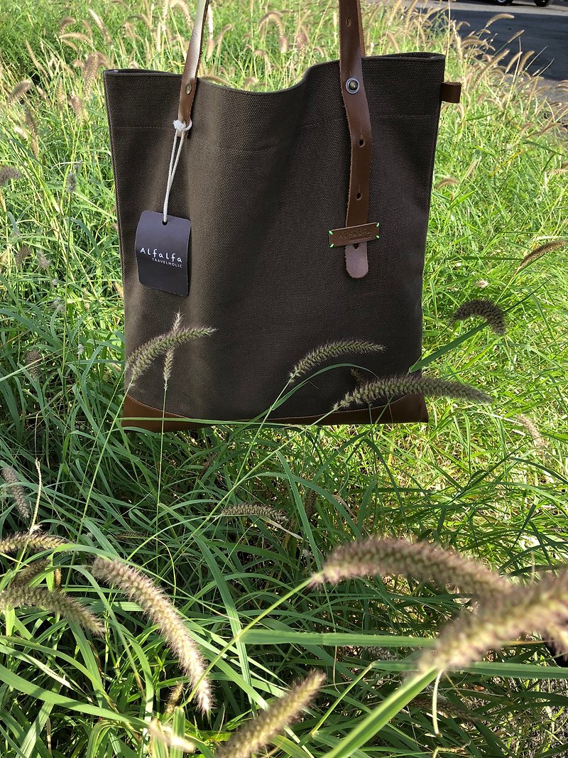 Travelholic Tote Bag- Brown - กระเป๋าแมสเซนเจอร์ - ผ้าฝ้าย/ผ้าลินิน สีนำ้ตาล