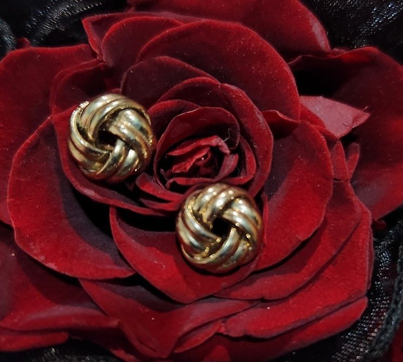 Elegant and Romantic Knot Gold-plated Earrings [Graduation Gift] - ต่างหู - เครื่องประดับ สีทอง