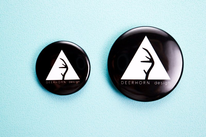 Deerhorn design / Antler LOGO Badge 4.4cm Black - เข็มกลัด/พิน - พลาสติก สีดำ