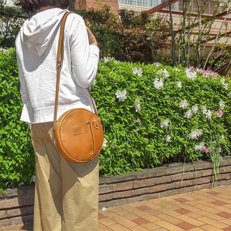 Arc Curve Japanese Sweet Leather Backpack Made in Japan by FOLNA - กระเป๋าแมสเซนเจอร์ - หนังแท้ 