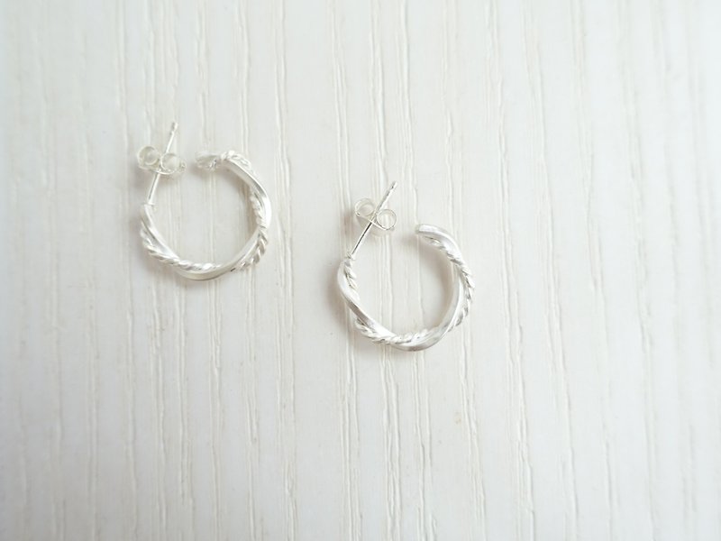 Sterling silver square thread coiled twisted twisted earrings medium type - ต่างหู - โลหะ สีเงิน