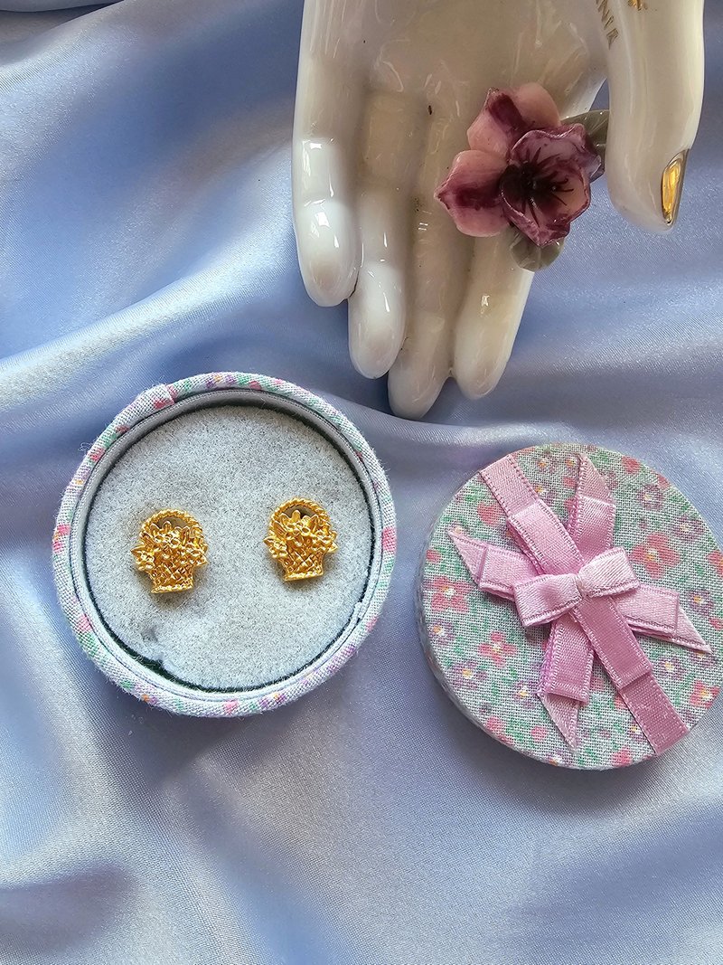 AVON金色可愛小花籃針式耳環/vintage美國西洋古董 - 耳環/耳夾/耳骨夾 - 其他金屬 