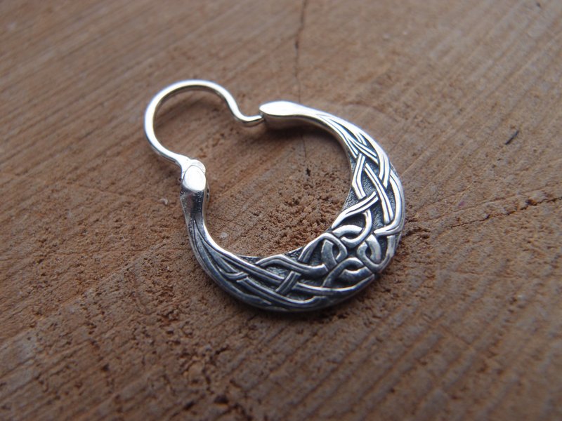 Celtic knot unisex sterling silver hoop earring 0.7 inch viking jewelry, Single - ต่างหู - เงินแท้ สีเงิน