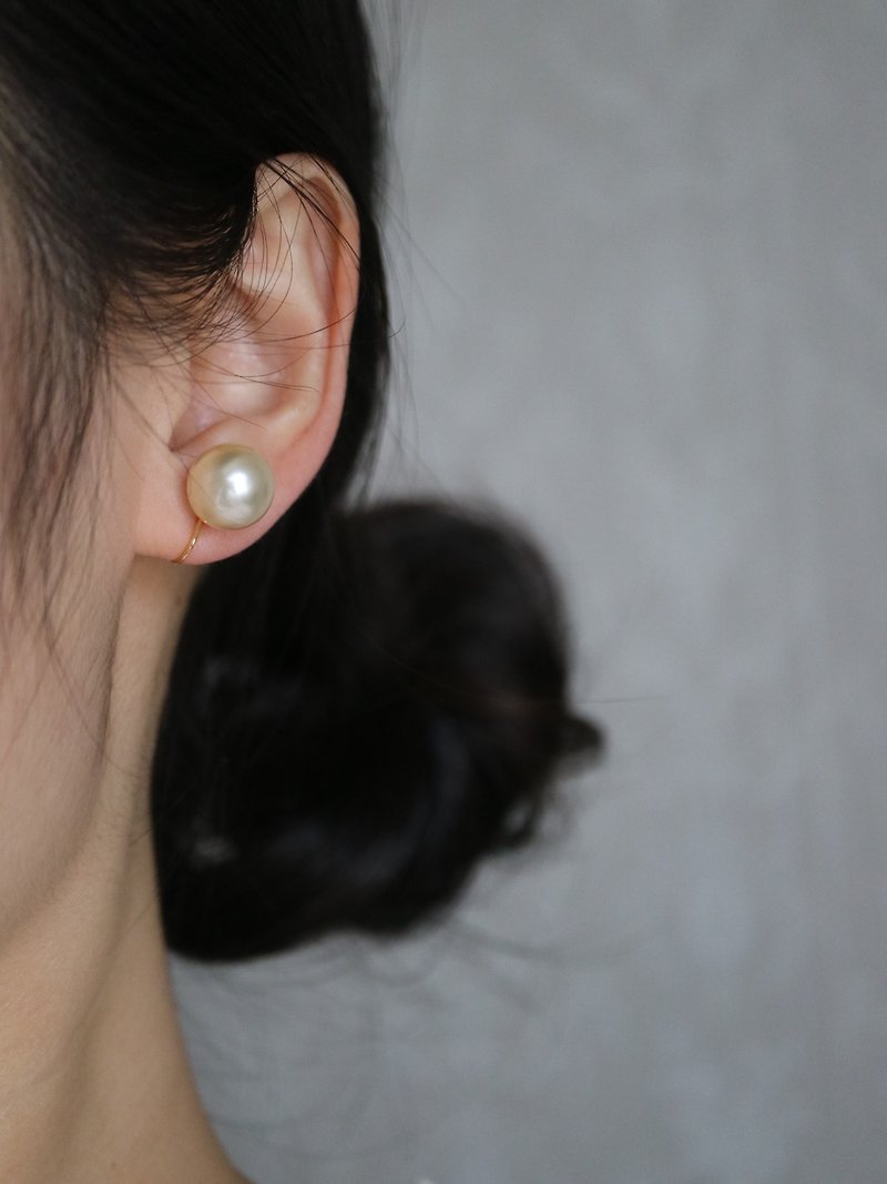 Great Value South Sea Pearl Earrings Champagne Gold 11-12mm Pearl Clip-On Large Pearl Button Shape Near Yuan Mantouao White Pearl Ear Nail - ต่างหู - ไข่มุก สีเหลือง